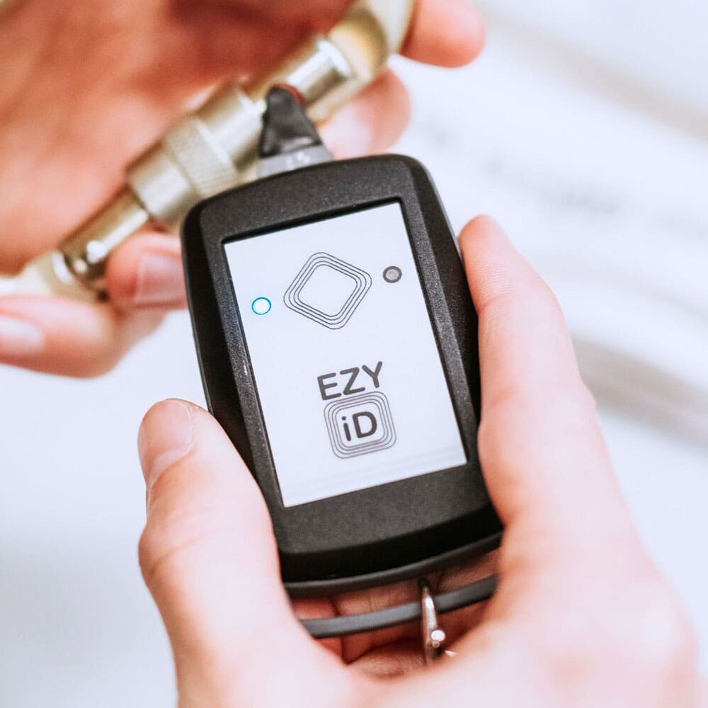 EZYiD Reader scanning an RFID carabiner